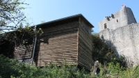 Geräteschuppen, Toilettenanlagen und Haustechnik sind im hinteren Bereich der Burganlage untergebracht.